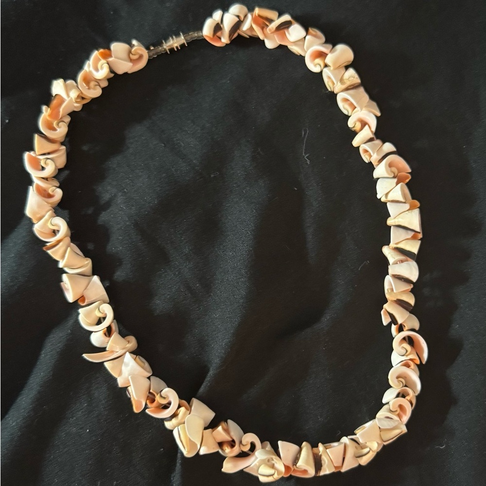 Chic Pink Shell Necklace - Picture 3 of 7